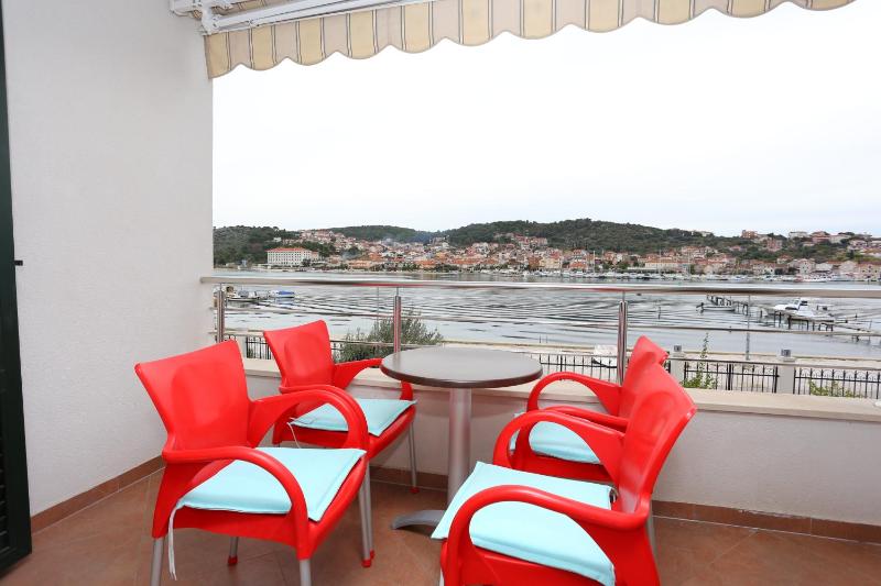One-Bedroom Apartment with Terrace and Sea View image 4
