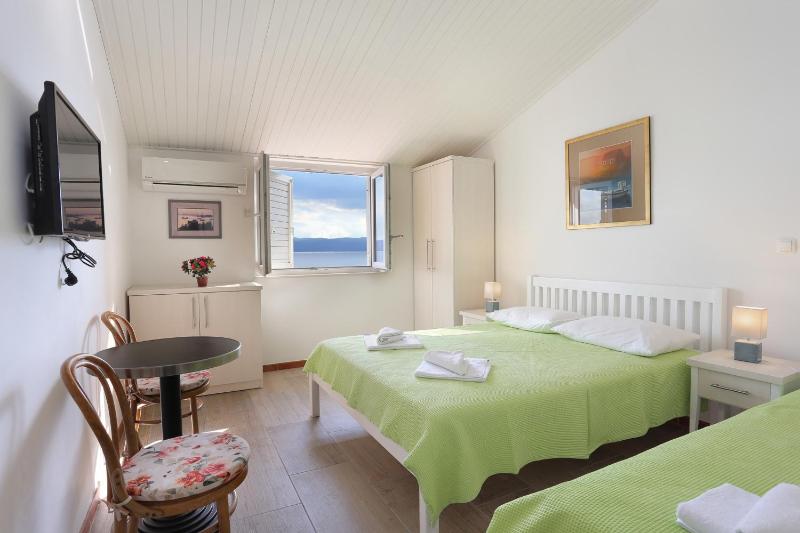 One-Bedroom Apartment with Terrace and Sea View image 1
