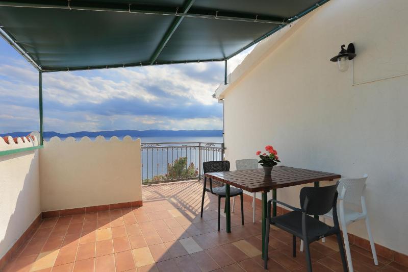 One-Bedroom Apartment with Terrace and Sea View image 4
