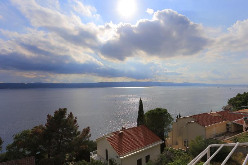 One-Bedroom Apartment with Terrace and Sea View image 3