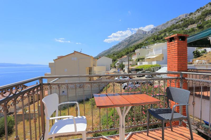 One-Bedroom Apartment with Balcony and Sea View image 3