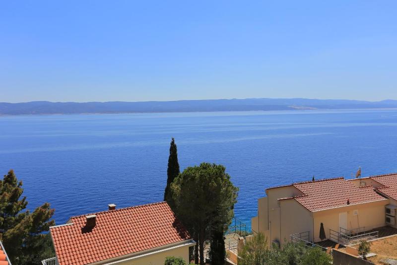 One-Bedroom Apartment with Balcony and Sea View image 2