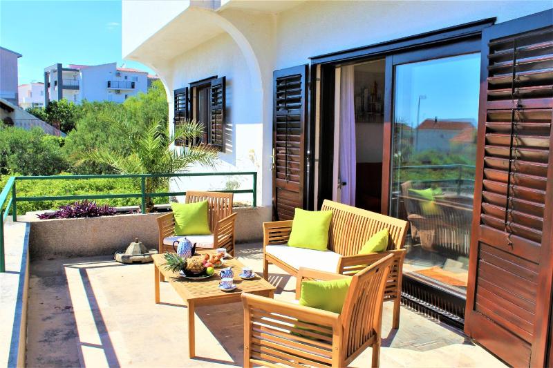 One-Bedroom Apartment with Terrace and Sea View image 4