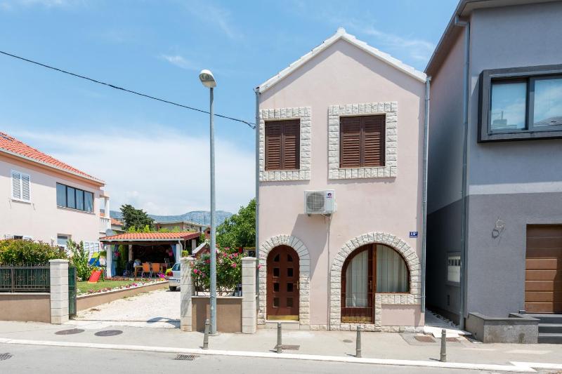 Apartments by the sea Kastel Stari Kastela - 15894 - image 1