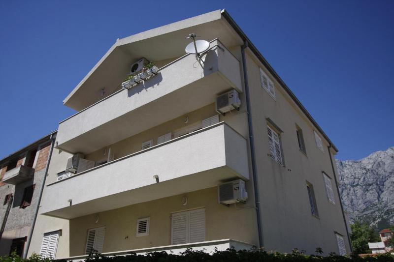 Apartments by the sea Makarska - 15840 - image 1