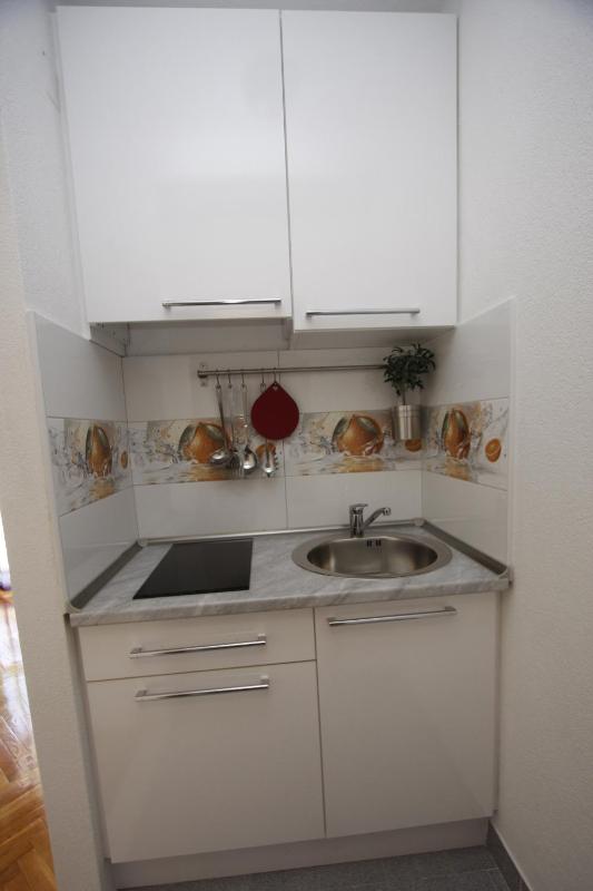 Apartments by the sea Makarska - 15840 - image 12