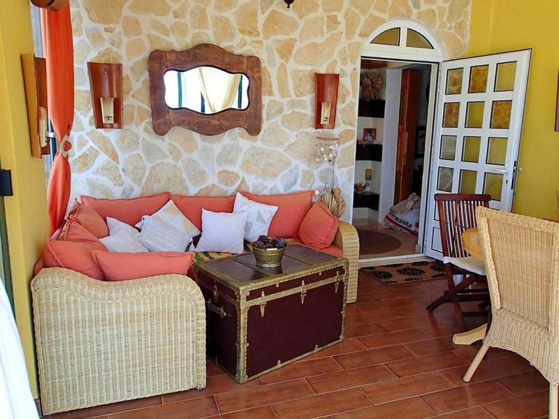 One-Bedroom Apartment with Terrace and Sea View image 4