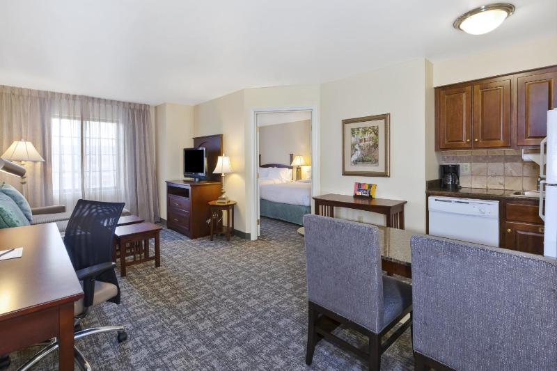 Queen Room - Hearing Accessible - Non-Smoking image 4