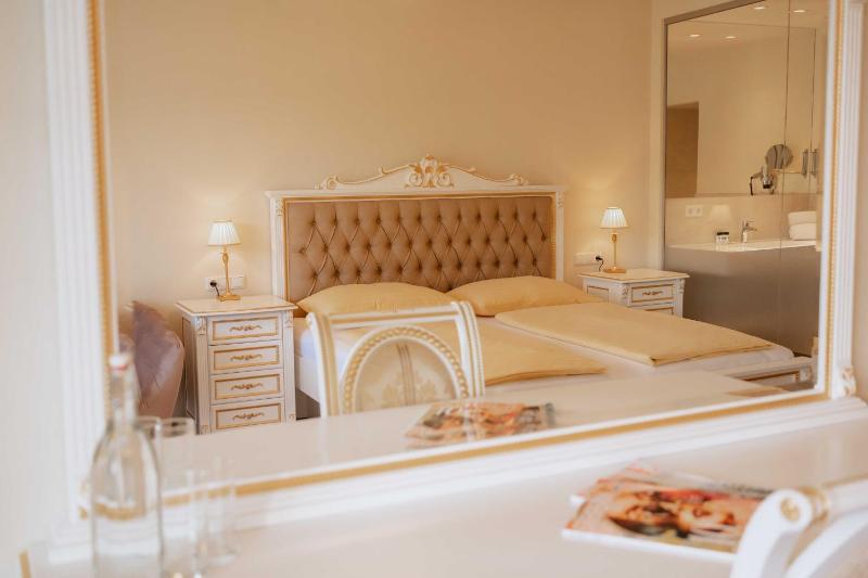 Deluxe Double Room image 3