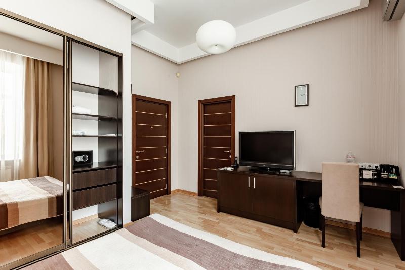 Classic Double Room image 4