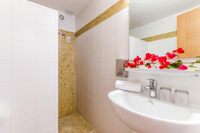 One-Bedroom Apartment with Pool and Sea View image 2