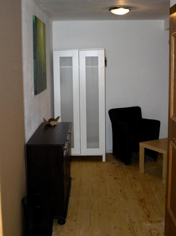Single Room with Bathroom image 4