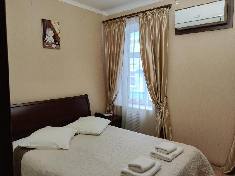 Economy Double Room #1 with 1 Bathroom per 2 rooms image 4