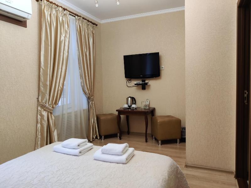 Economy Double Room #1 with 1 Bathroom per 2 rooms image 1