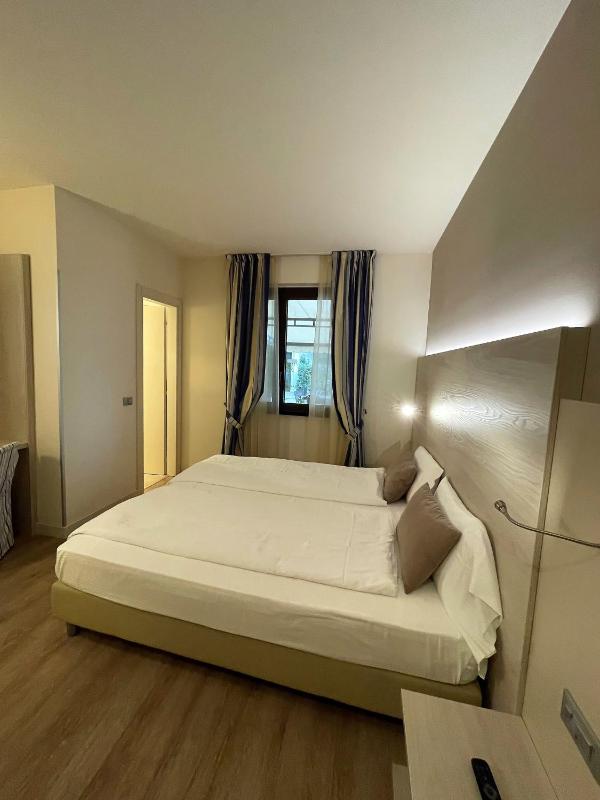 Economy Double Room image 3
