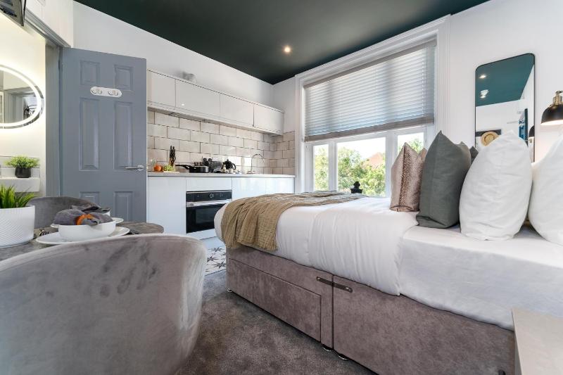 The Madison - Premium Self Check-In Studios & Apartments - image 2