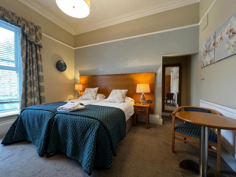 Classic Twin Room image 1