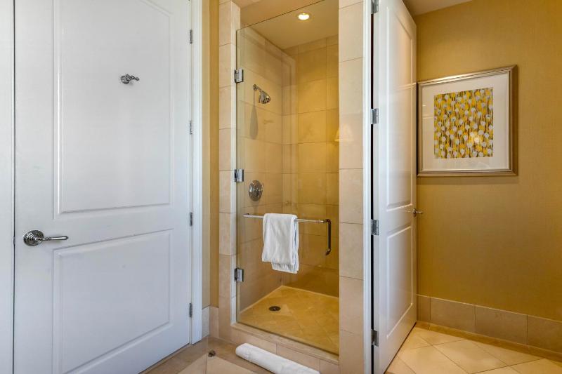 Premier Riverview Room – 1 King Bed image 1