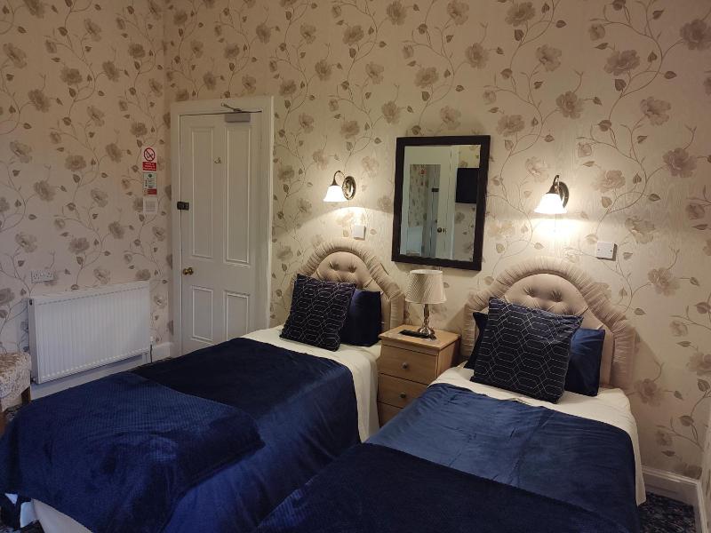 Economy Twin Room image 4