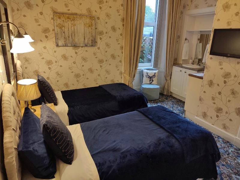 Economy Twin Room image 2