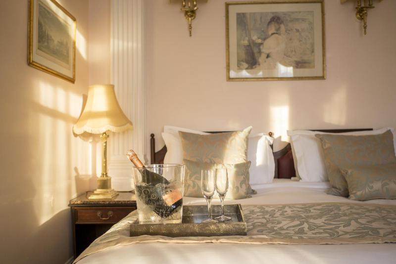 Deluxe Double Room image 3