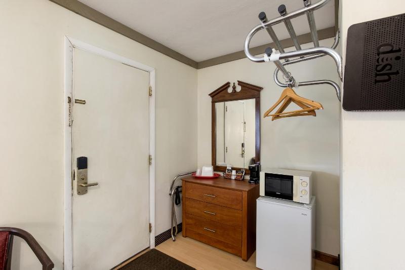 Double Room - Non-Smoking  image 4