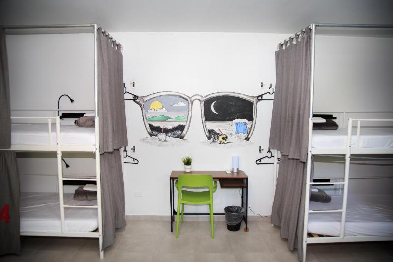 Bed in 8-Bed Mixed Dormitory Room image 3