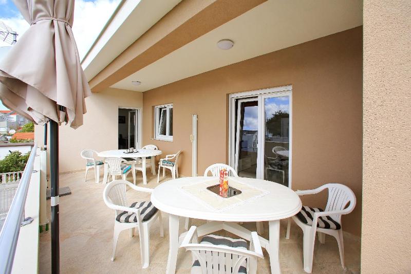 One-Bedroom Apartment with Terrace and Sea View image 3