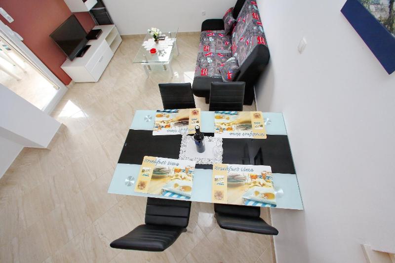 One-Bedroom Apartment with Terrace and Sea View image 4