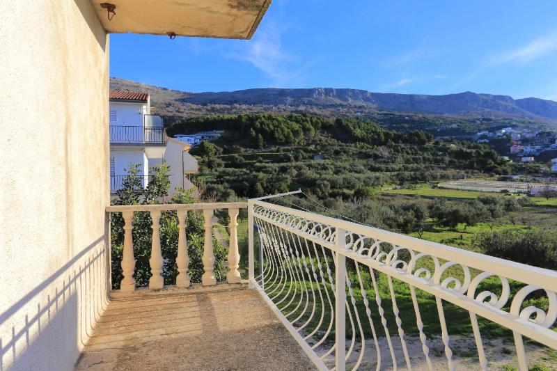 Three-Bedroom Apartment with Balcony and Sea View image 4