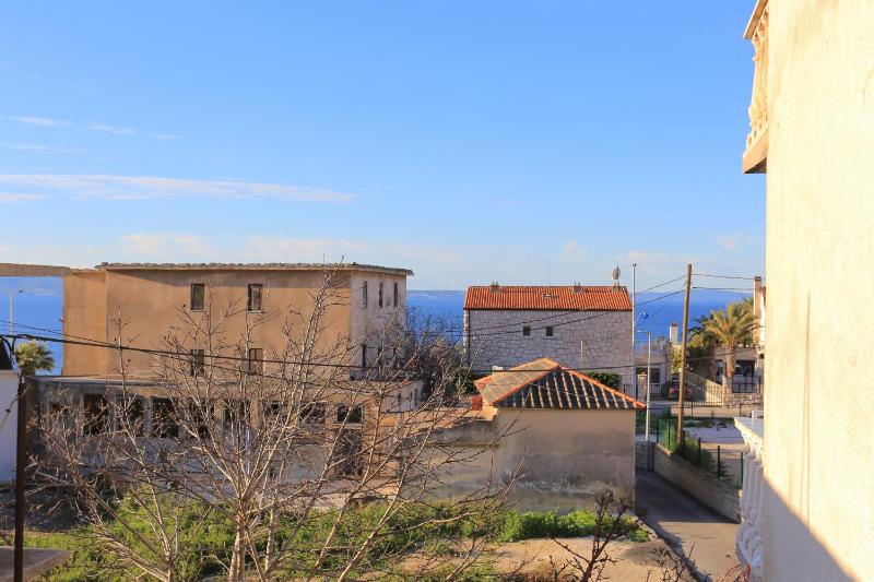 Three-Bedroom Apartment with Balcony and Sea View image 3
