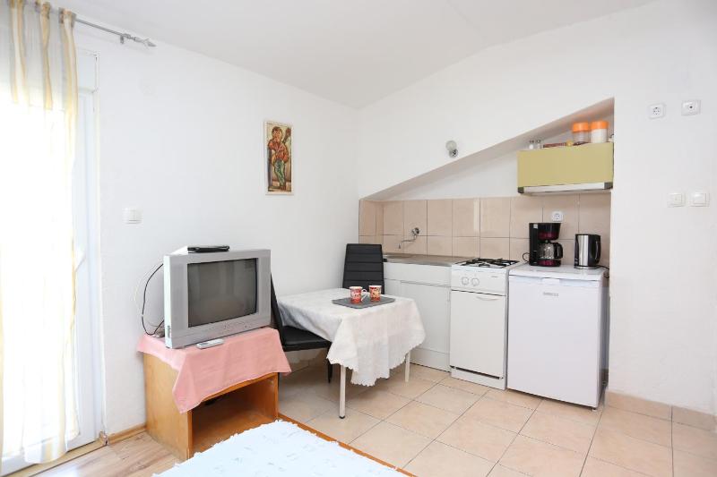 Studio with Balcony image 4