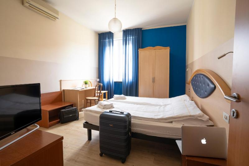 Double Room image 3