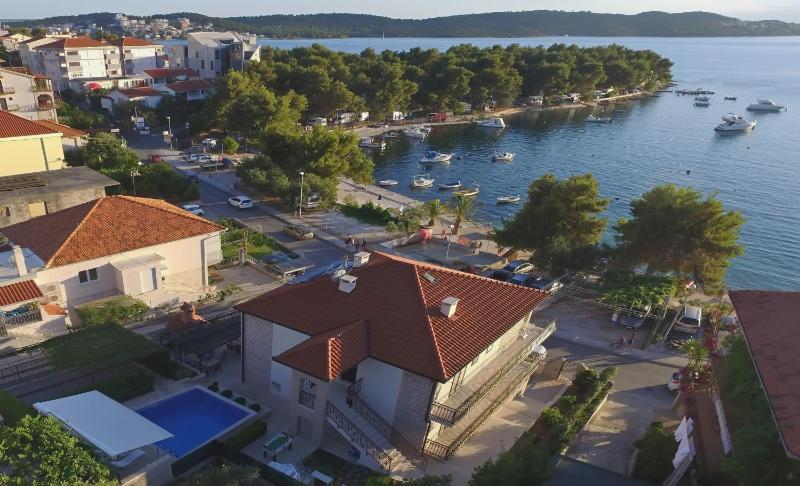Seaside family friendly house with a swimming pool Trogir - 17358 - image 1