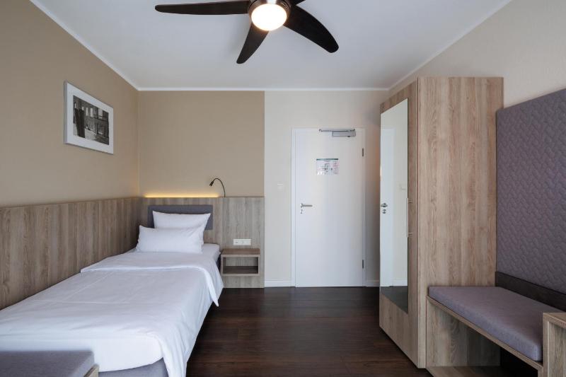 Single Room image 3