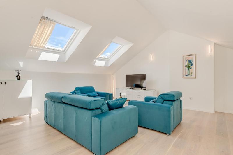 Three-Bedroom Apartment with Balcony and Sea View image 1