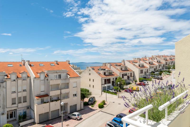 Three-Bedroom Apartment with Balcony and Sea View image 4
