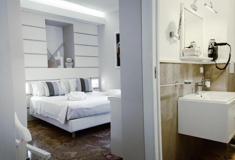 Deluxe Double Room with Balcony image 4