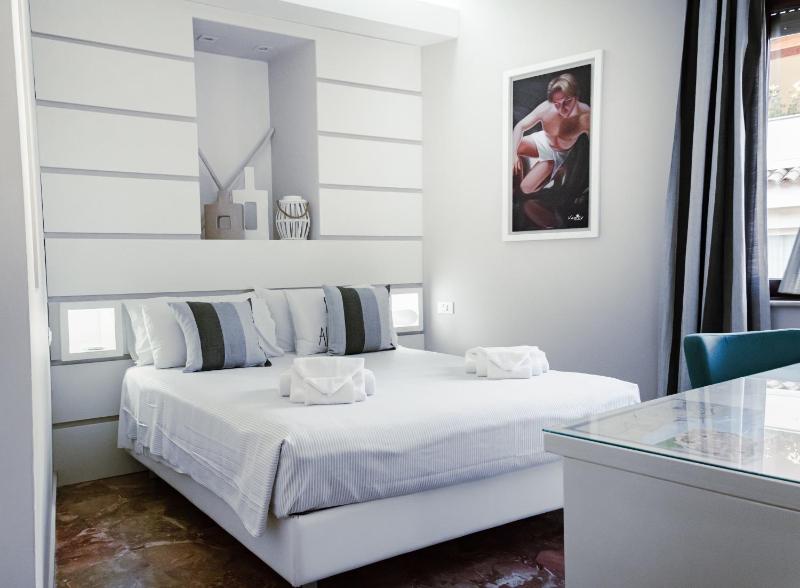 Deluxe Double Room with Balcony image 3