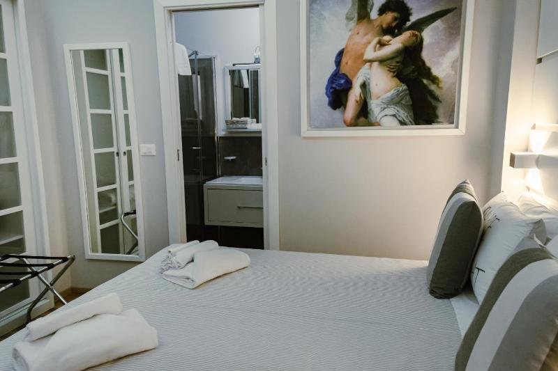 Standard Double Room image 3