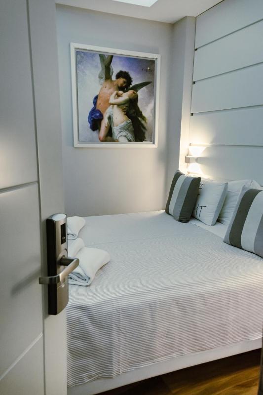 B&B Vanity - image 14