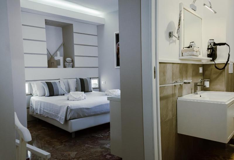 Deluxe Double Room with Balcony image 2