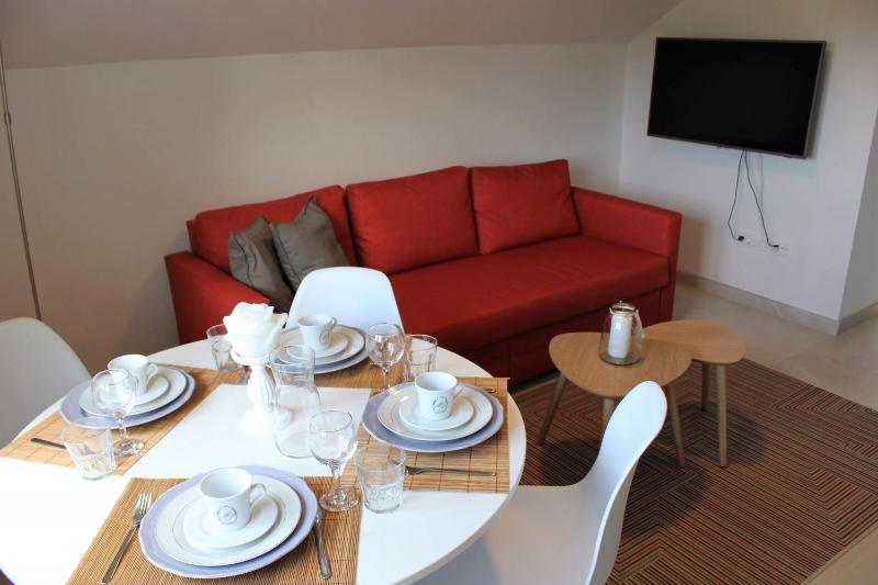 One-Bedroom Apartment with Terrace and Sea View image 1