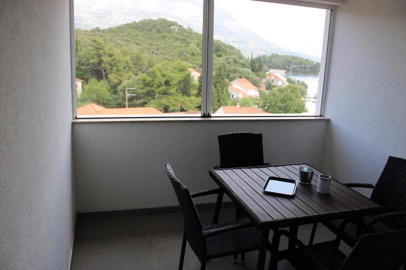 One-Bedroom Apartment with Terrace and Sea View image 4
