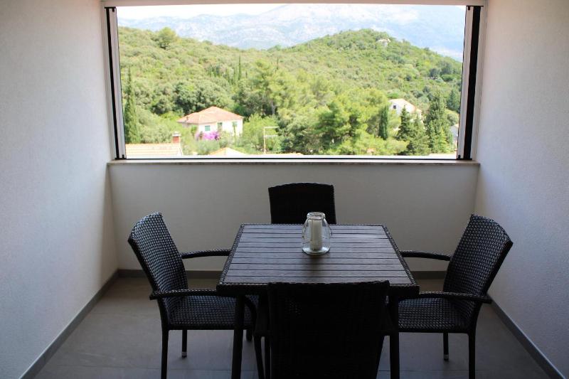 One-Bedroom Apartment with Terrace and Sea View image 4