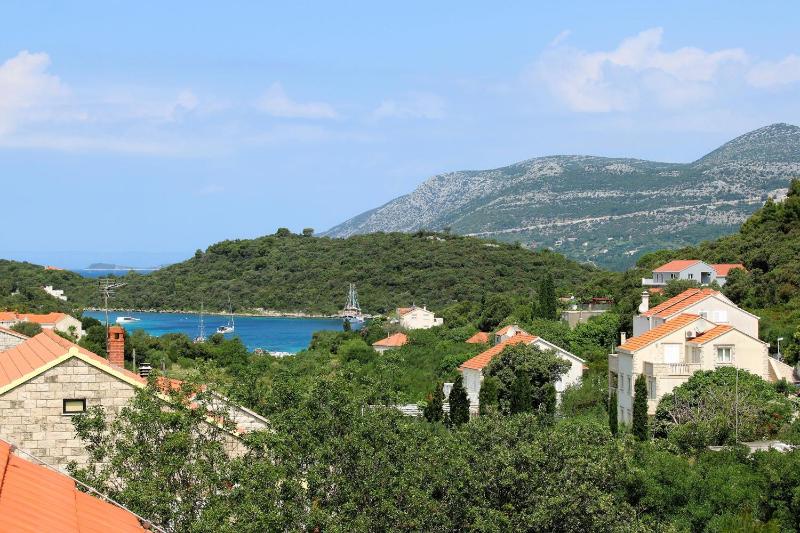 One-Bedroom Apartment with Terrace and Sea View image 3