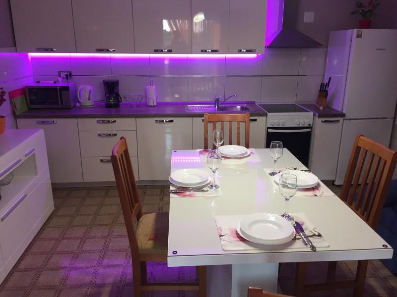 Three-Bedroom Apartment with Terrace and Sea View image 4