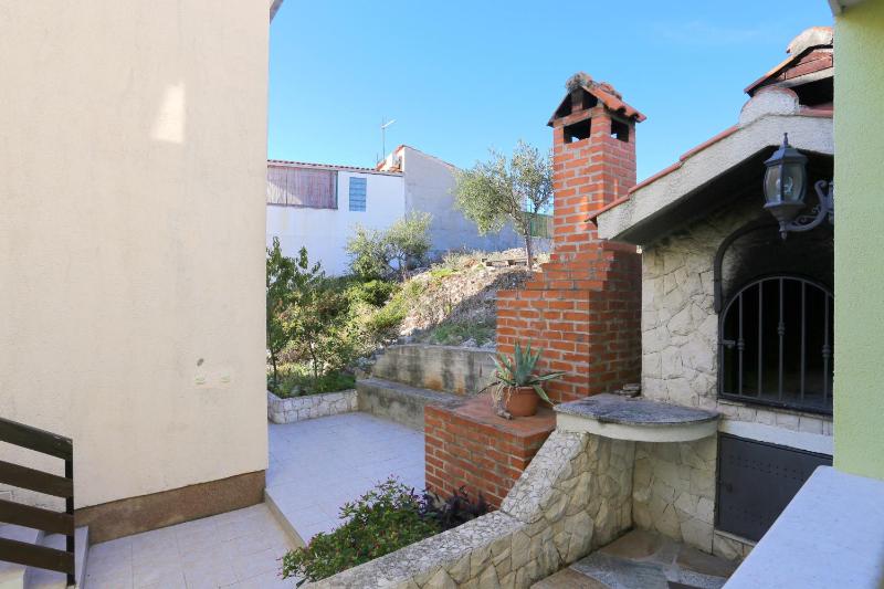 One-Bedroom Apartment with Terrace and Sea View image 3