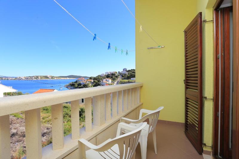 One-Bedroom Apartment with Terrace and Sea View image 4