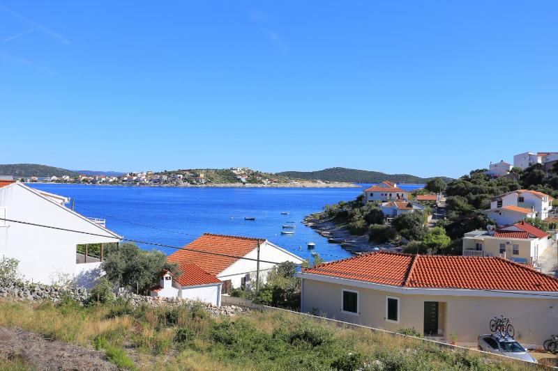 One-Bedroom Apartment with Terrace and Sea View image 3